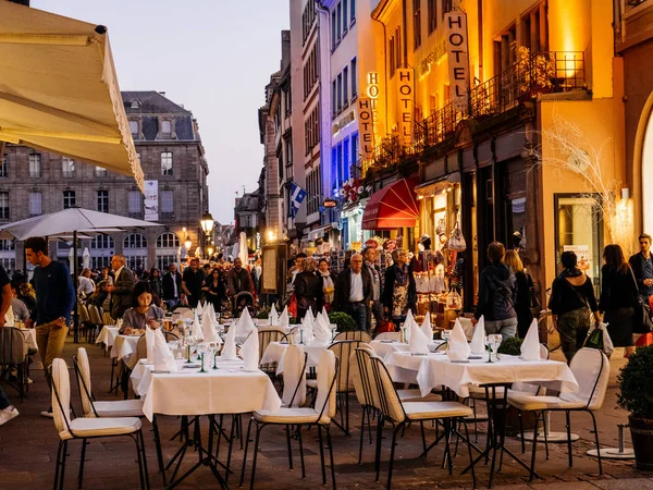 Hely Gutenberg luxus étterem terasszal az emberek városnézés — Stock Fotó