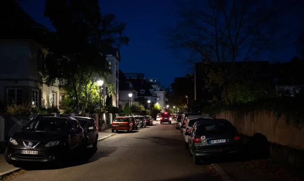 Strada francese al crepuscolo con più case — Foto Stock