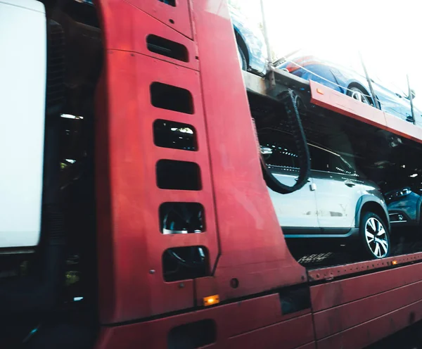 Zijaanzicht intreepupil vrachtwagen transport van auto 's — Stockfoto