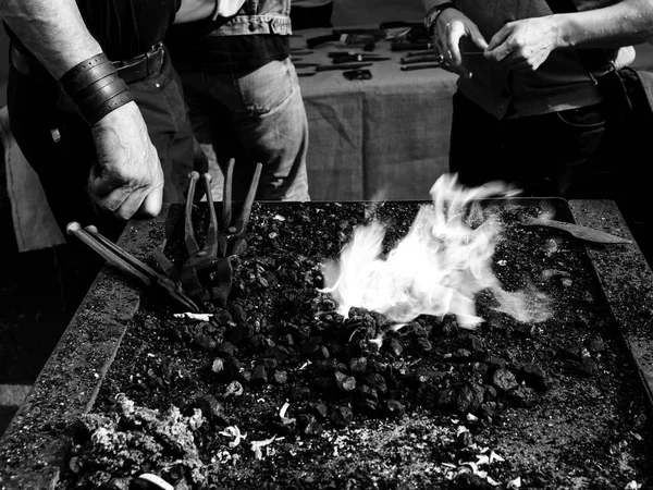 Fuego ardiente y llamas en el lugar de trabajo del herrero — Foto de Stock