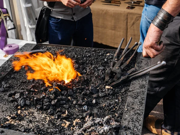 Yanan ateş ve alevler demirci yerde çalışmanın odak — Stok fotoğraf
