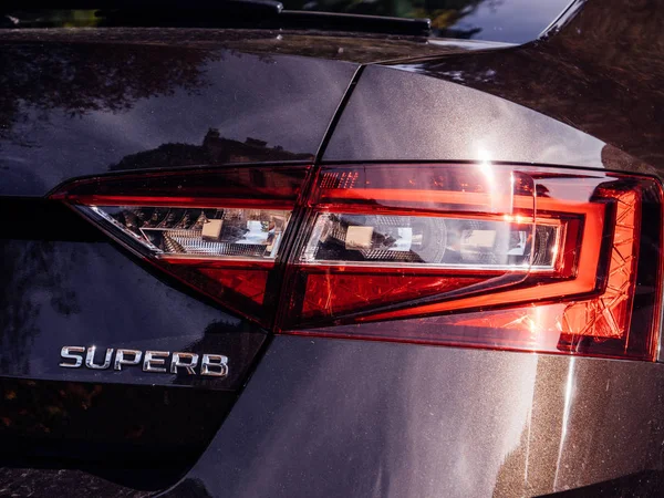 Skoda Superb arka krom Insignia ile ışık 