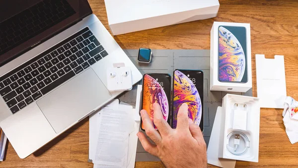 Man unboxing latest iPhone XS and Apple Watch Series 4 — Stock Photo, Image