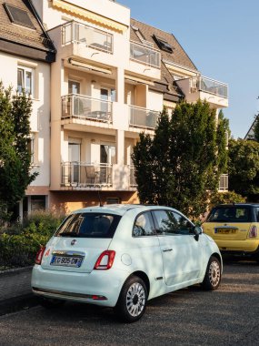 Güzel ışık mavi Fiat 500 mini araba park 