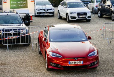 Yeni kırmızı Tesla Model S Park