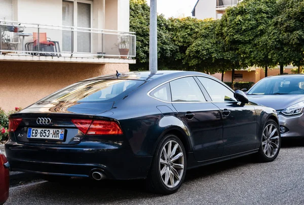 Красивая серая Audi A7 лимузин TDI автомобиль припаркован город — стоковое фото