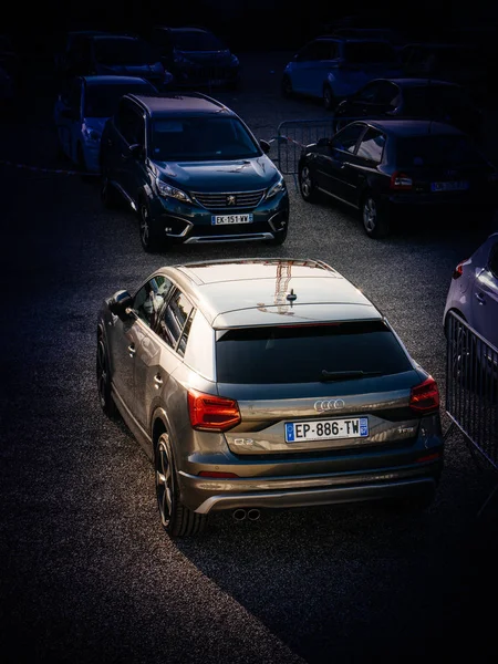 Audi q2 tfsi mini-geländewagen auf großen parkplätzen — Stockfoto