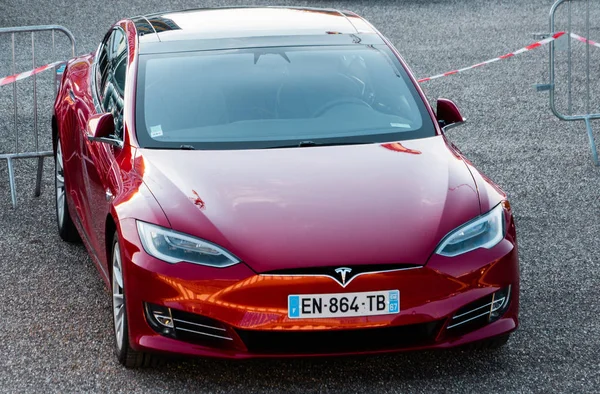 Новая красная Tesla Model S на парковке — стоковое фото