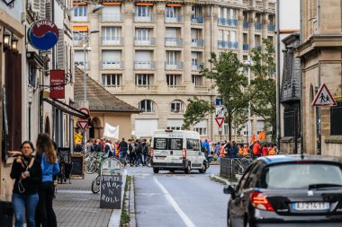 Fransa'da protesto yürüyen kalabalık cadde görünümü