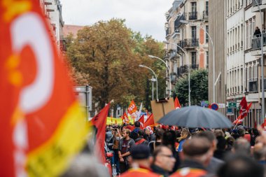 Bayraklar insanlar afişlerin Fransa Fransız şehirde protesto