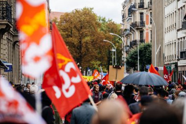 Bayraklar insanlar afişlerin Fransa Fransız şehirde protesto