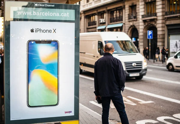 Man väntar buss taxi vid stationen i centrala Barcelona — Stockfoto