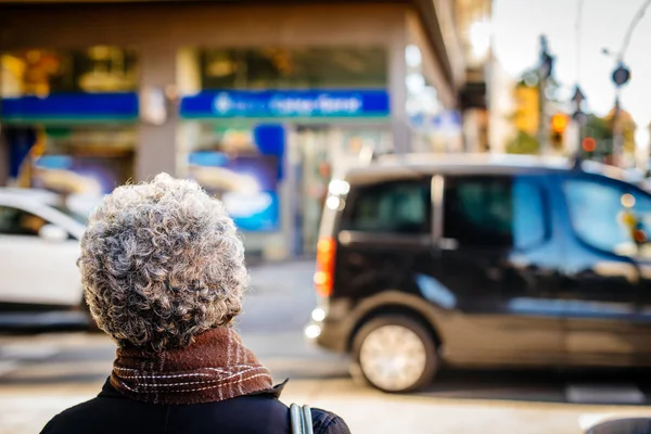 Vista posteriore di etnia nera anziana donna che attraversa la strada — Foto Stock