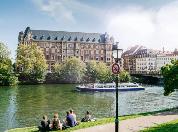 Menschen am Ufer des kranken Flusses beim Picknick — Stockfoto