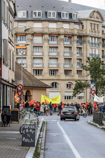 Вид на вулицю з натовпу йдуть протестують у Франції — стокове фото