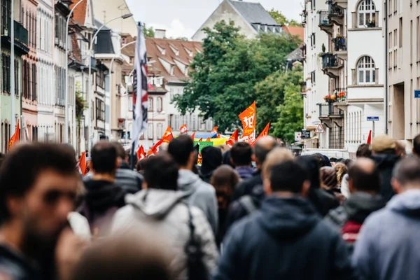 Flagi osób tabliczek protest w Francja francuski miasto — Zdjęcie stockowe