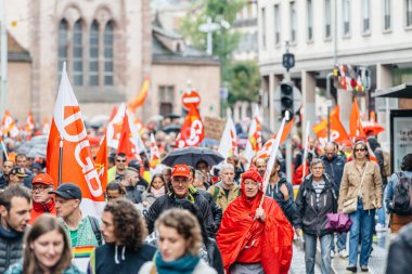 Emmanuel Macron işçi reformlara karşı siyasi Mart