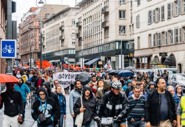 Emmanuel Macron işçi reformlara karşı siyasi Mart