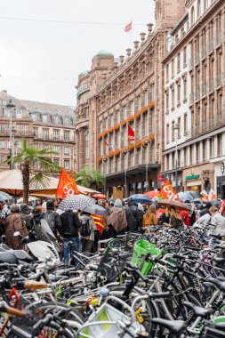 Dikey görüntü siyasi Mart Emmanuel Macron işçi reformlara karşı