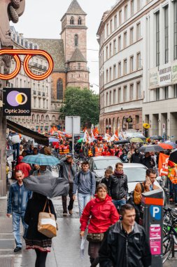 Emmanuel Macron işçi reformlara karşı siyasi Mart