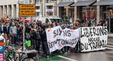 Emmanuel Macron işçi reformlara karşı siyasi Mart