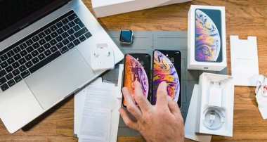 Sıvı Oled retina ekran iPhone Xs test adam