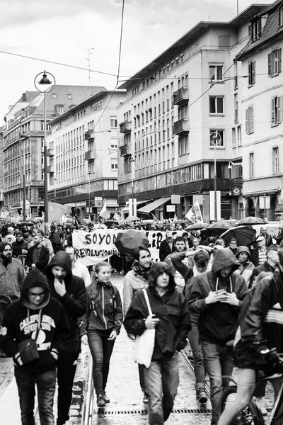 Imagem em preto e branco da multidão sob chuva em protesto França — Fotografia de Stock