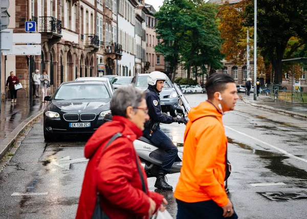 Politieagent blokkerende straat tijdens protest — Stockfoto