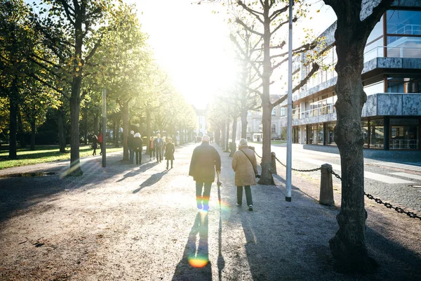 Escena cinematográfica con atardecer tranquilo y gente caminando por el callejón Schloss Bezirk — Foto de Stock