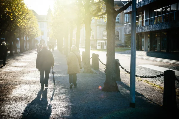 Lidí, kteří jdou na ulici Schloss okres v Karlsruhe — Stock fotografie