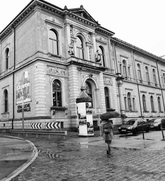 Mujer cerca de Staatliche Kunsthalle Karlsruhe State Art Gallery — Foto de Stock