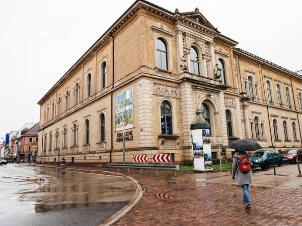 Deutsche stadt karlsruhe mit junger frau — Stockfoto