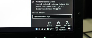 Microsoft Windows özellik güncelleştirme iletisi - siyah beyaz resim