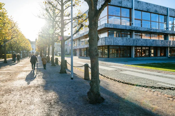 Personas caminando por el callejón Schloss Bezirk en Karlsruhe — Foto de Stock