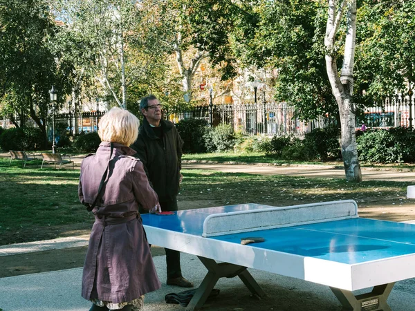 Coppia anziana che si prepara per il gioco del tennis — Foto Stock