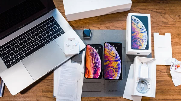 Nuevo iPhone XS XS Max y Apple Watch Series 4 —  Fotos de Stock