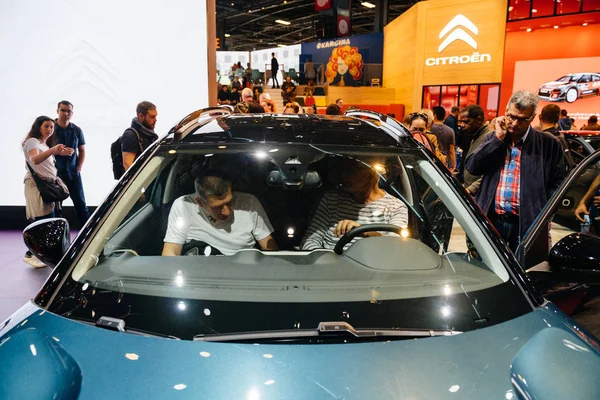 Kiállítás Mondial Párizsi Autószalonon, az új Citroen Suv c5 Aircross hibrid — Stock Fotó