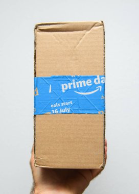 Amazon Prime gün karton kutu tutan adam el