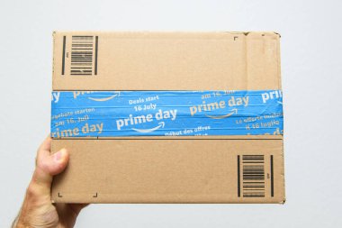 Beyaz Amazon Prime gün karton kutu karşı tutan adam el