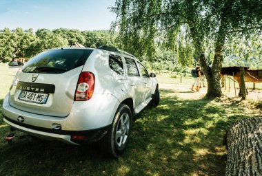 Dacia Duster jip ağacın altında yeşil fild Fransız dağlarda