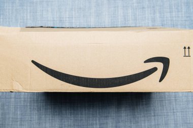 Yeni Amazon Prime parsel karton Tekstil zemin üzerine