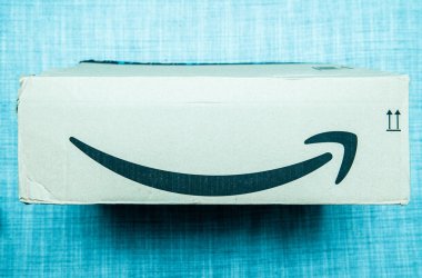 Yeni Amazon Prime parsel karton Tekstil zemin üzerine