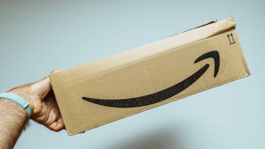 Adam el Amazon Prime parsel karton eliyle tutarak Pov