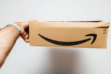 Adam el Amazon Prime parsel karton eliyle tutarak Pov