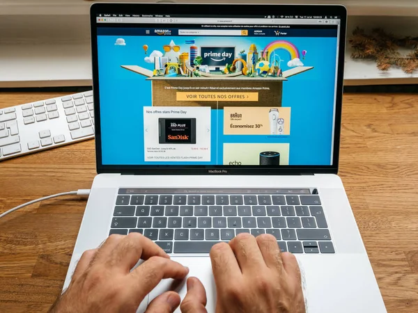 Amazon France Prime день человек делает покупки на компьютере специальные предложения — стоковое фото