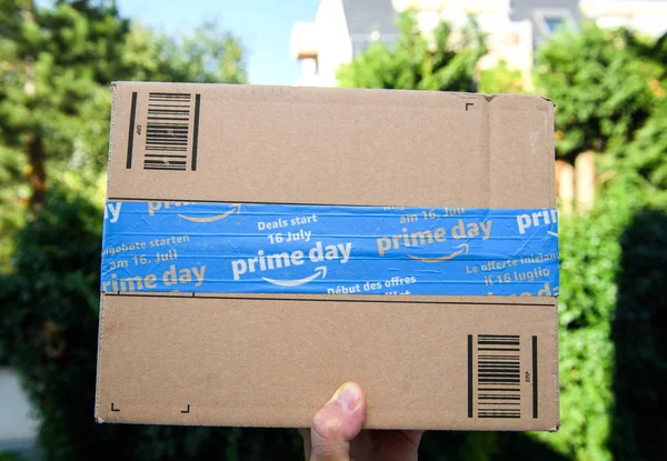 Şehir Amazon Prime gün karton kutunun içinde tutan adam el