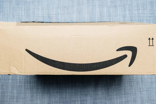 Nuevo cartón Amazon Prime sobre fondo textil — Foto de Stock