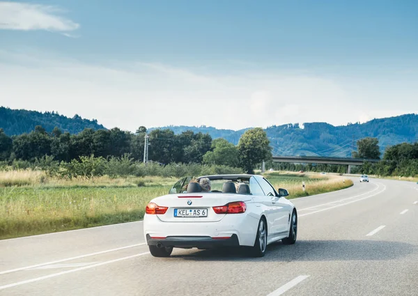 BMW descapotable cabriolet coche de conducción rápida en la carretera rural — Foto de Stock