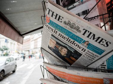 İtalyan gazete standından alarak Brexit adam hakkında yazılı basın