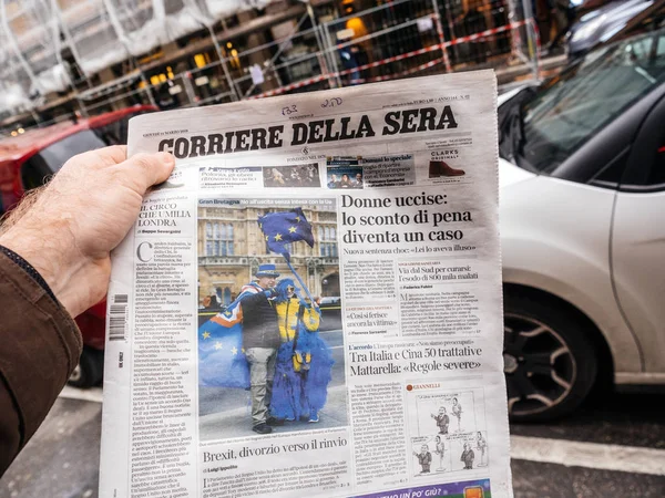 Italiano Press escrevendo sobre Brexit homem tomando jornal de stand — Fotografia de Stock